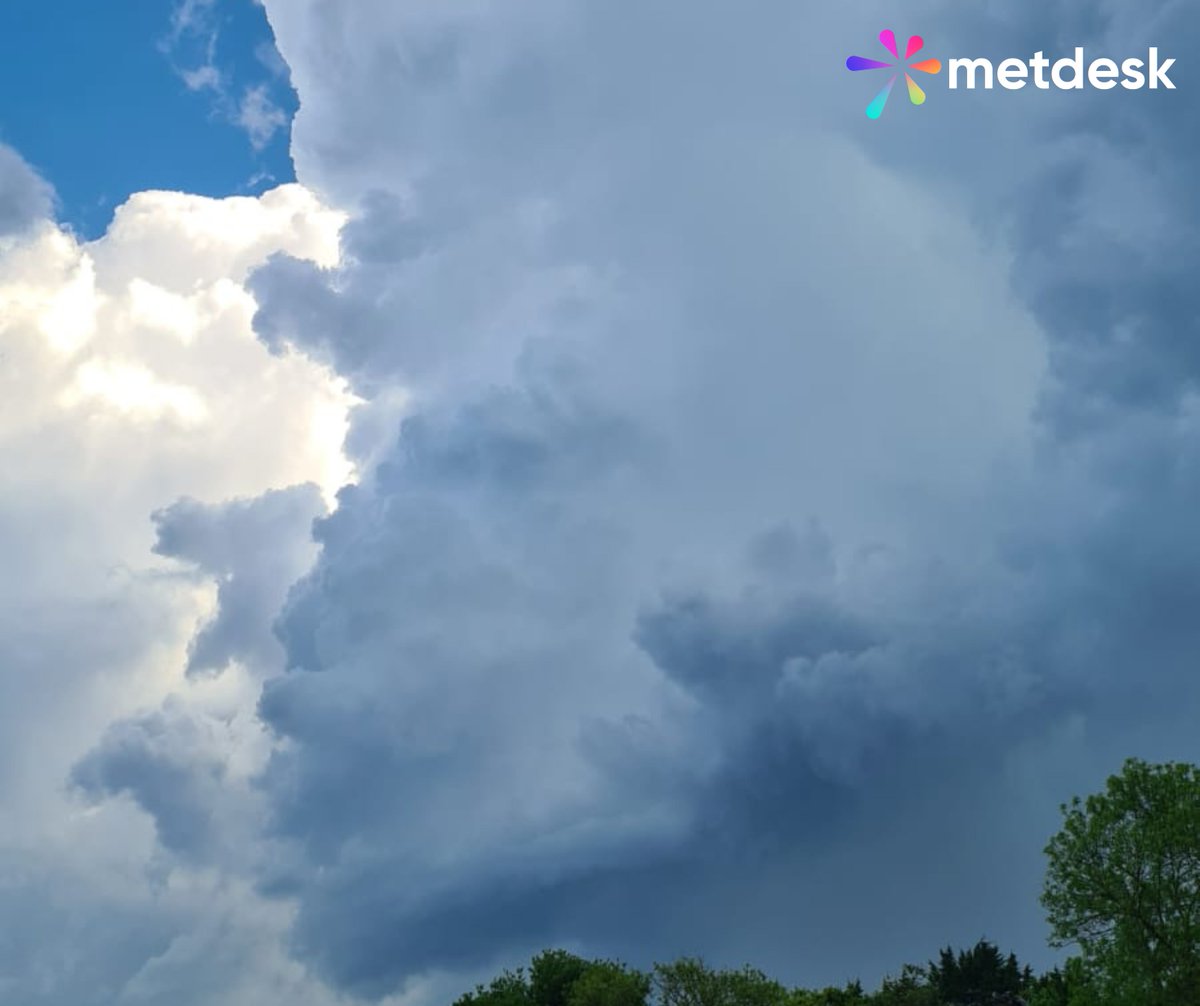 metdesk's tweet image. Our forecasters captured some incredible photos of the storms around Buckinghamshire yesterday afternoon 😍🌩️ #thunderstorms