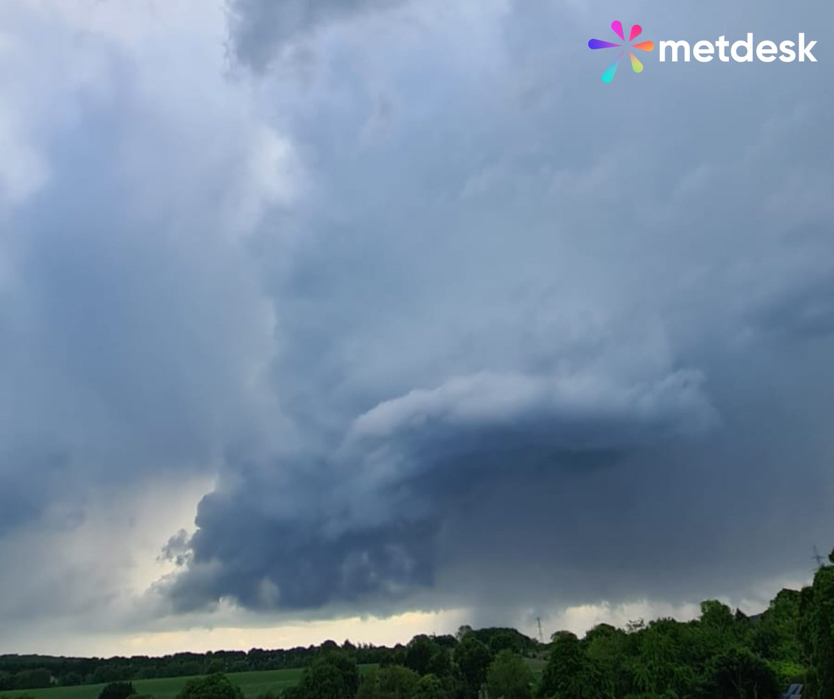 metdesk's tweet image. Our forecasters captured some incredible photos of the storms around Buckinghamshire yesterday afternoon 😍🌩️ #thunderstorms