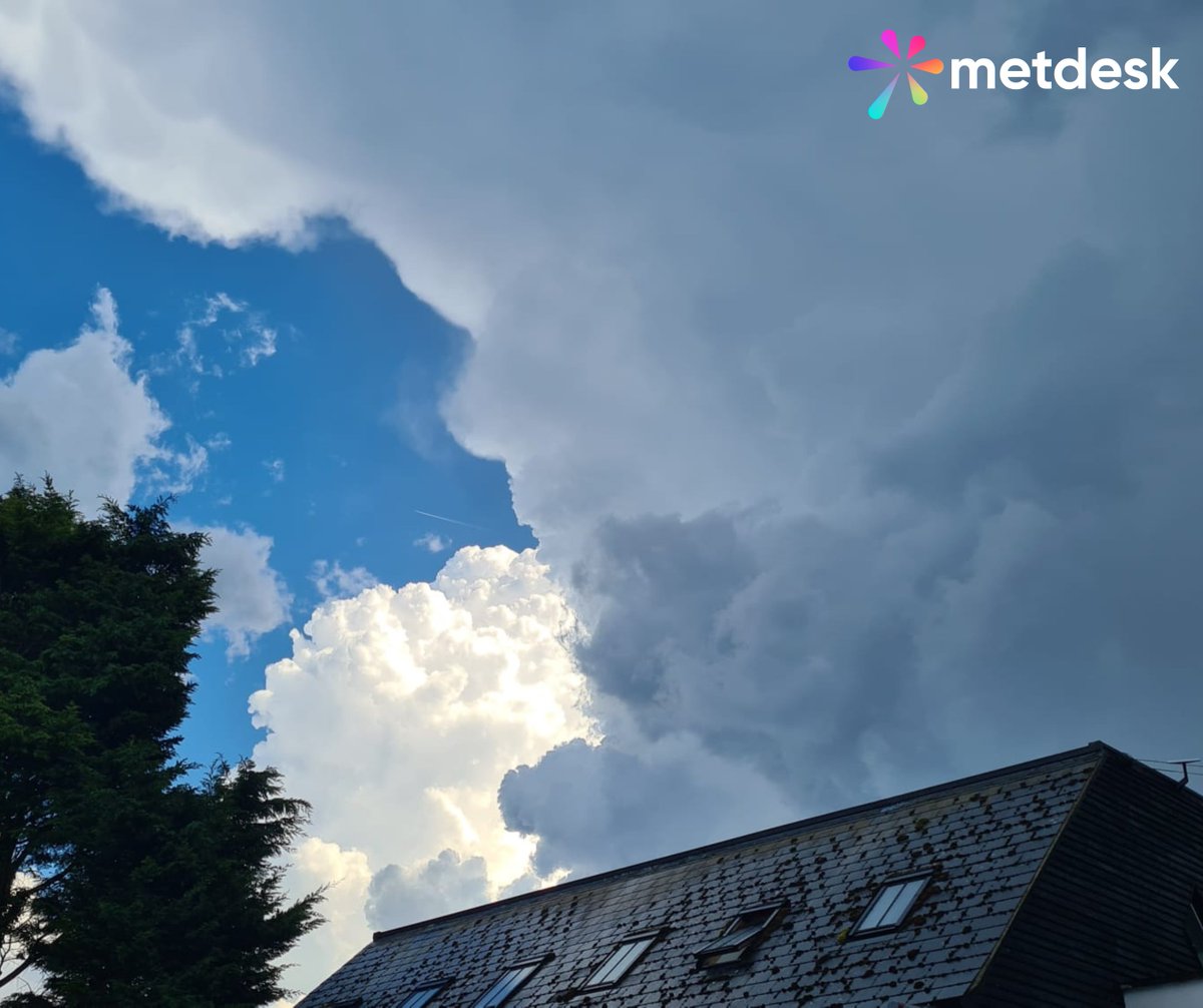 metdesk's tweet image. Our forecasters captured some incredible photos of the storms around Buckinghamshire yesterday afternoon 😍🌩️ #thunderstorms
