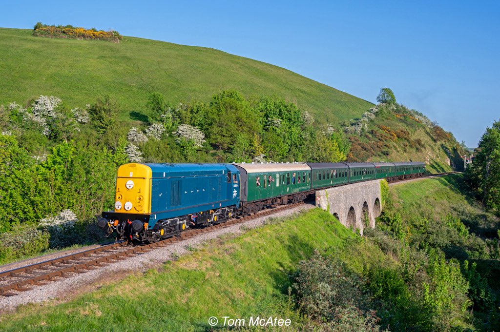 McateeTom's tweet image. In lovely late evening light BR Blue 20066 leads the last service of the day before the beerex turns with the 17:30 Swanage to Norden service over Corfe Viaduct. 
9th May 2025. 📸 ☀️ @SwanRailway 

⭐️ Gift Store ➡️🏞️🚂 railwayartprintshop.etsy.com

#class20 #corfe #swanage