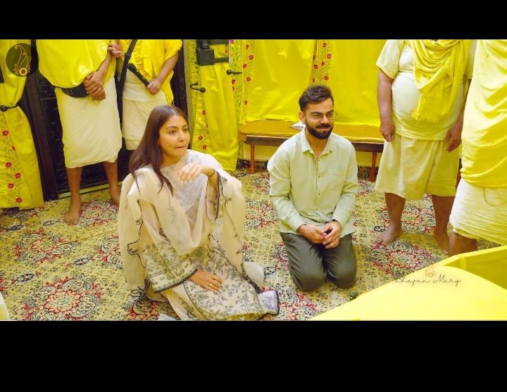 टेस्ट क्रिकेट से संन्यास लेने के बाद विराट कोहली अपनी पत्नी अनुष्का शर्मा संग पहुंचे बाबा प्रेमानंद जी के दरबार में,यह तस्वीर वही की है जहां विराट कोहली और अनुष्का शर्मा बाबा प्रेमानंद जी से आशीर्वाद ले रहे हैं।
राधे राधे
#ViratKohliretirement