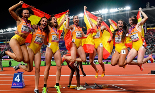 Ana Peleteiro:

“Los negros corremos más. En atletismo, los negros molamos.”
“El pobrecito blanco que corre 100 metros es como 'cariño, no vengas'."

Los blancos: