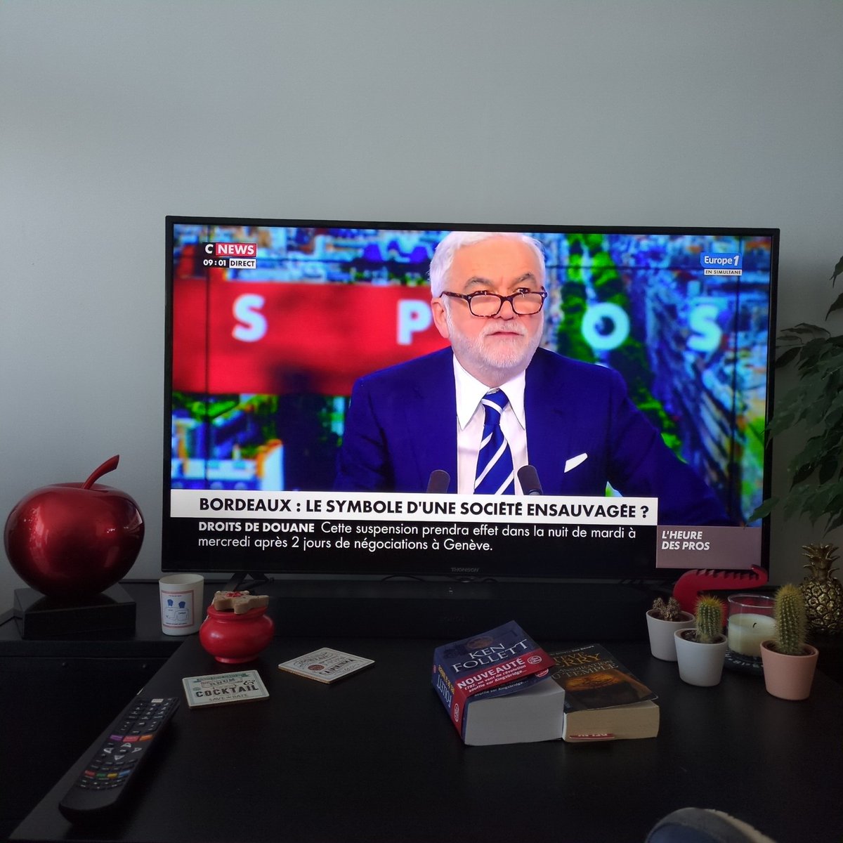 J30900's tweet image. Alors qu'il passe son temps à le juger trop #excessif #radical @PascalPraud découvre le Pérou à Orléans en commentant la société de #sauvages #islamisés #orangemécanique! Si le seul qui le dit c'est @ZemmourEric @Reconquete_off