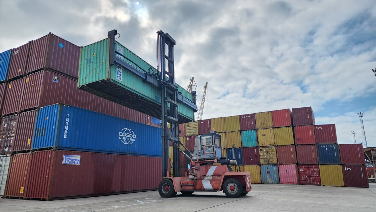 A little bts <a href="/our/">DaniEL</a> #ContainerTerminal this #tuesday 🌊🏗⛴🧱

#Maritime🇦🇱⚓️🚢 #portcity
#logistics #cargo #shipping 
#portainers #cranes #containership