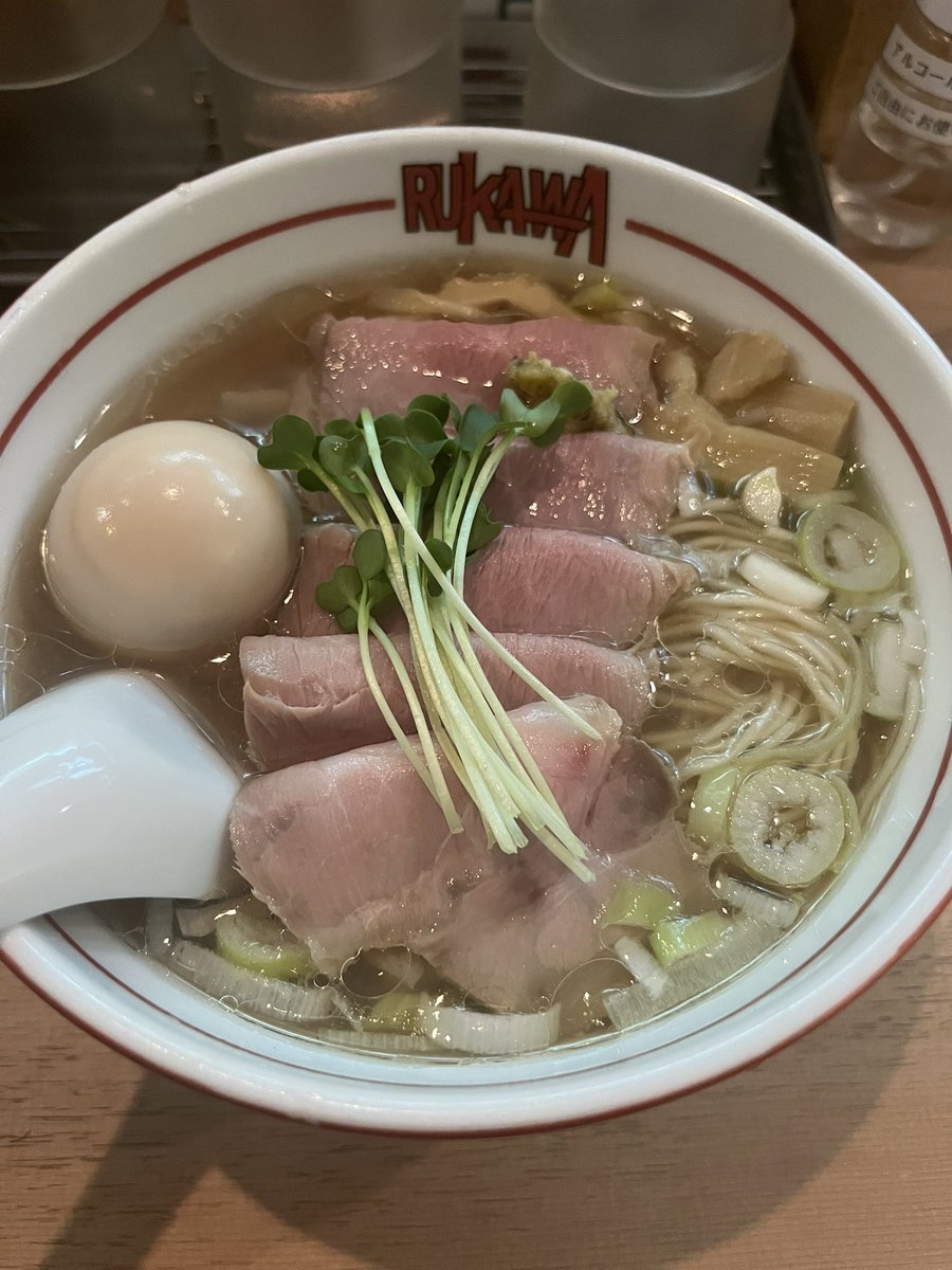 新宿　流川　塩ラーメン
食べログ4は伊達じゃない。
鳥と豚のチャーシューがレアで美味しい