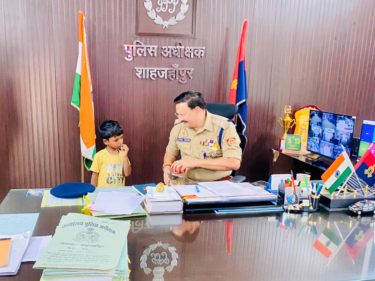 shahjahanpurpol's tweet image. #SP_शाहजहाँपुर द्वारा जनसुनवाई के दौरान अपने परिजनों के साथ आए एक बच्चे को स्नेहपूर्वक टॉफी भेंट की, जिससे बच्चे के चेहरे पर मुस्कान आई । 
एक छोटी सी मुस्कान, एक बड़ा संदेश – पुलिस सिर्फ सख्त नहीं, संवेदनशील भी है।💙
#ShahjahanpurPolice #HumanSideOfPolice #UPPolice #JanSunwai
