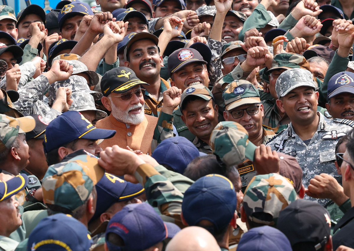 NewsAlgebraIND's tweet image. BIG NEWS 🚨 PM Modi visited Adampur Airbase in Punjab, the same Air base Pakistan’s DGMO claimed to have destroyed few days ago 😅

Global leader PM Modi is providing LIVE proof of Pakistan’s defeat!

He met with brave Indian air warriors and soldiers, standing strong and…