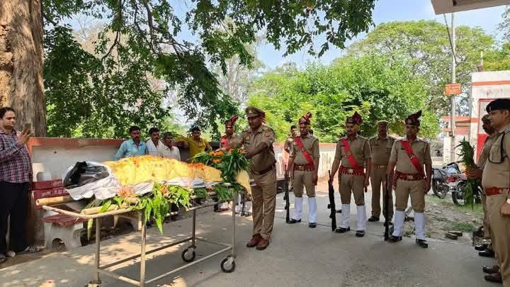 स्ट्रेचर पर एक पुलिस के जवान की लाश पड़ी है। उसे उनके साथी श्रद्धांजलि दे रहे। तस्वीर यूपी के बदायूं जिले की है। 
क्या प्रशासन के पास ऐसी कोई व्यवस्था नहीं कि अंतिम विदाई भी स्ट्रेचर पर देनी पड़े?
उत्तर प्रदेश सरकार इस विषय को गंभीरता से ले ऐसे कार्य पुलिस की गरिमा को गिराती है।