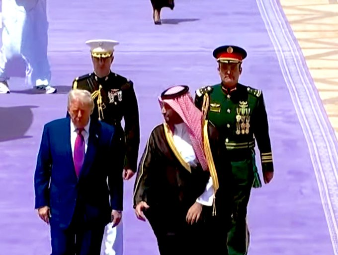علق بشيء بحق هذه الصورة..

أما تعليقي: تم الحلب بنجاح🐄

 #ترامب_في_السعوديه