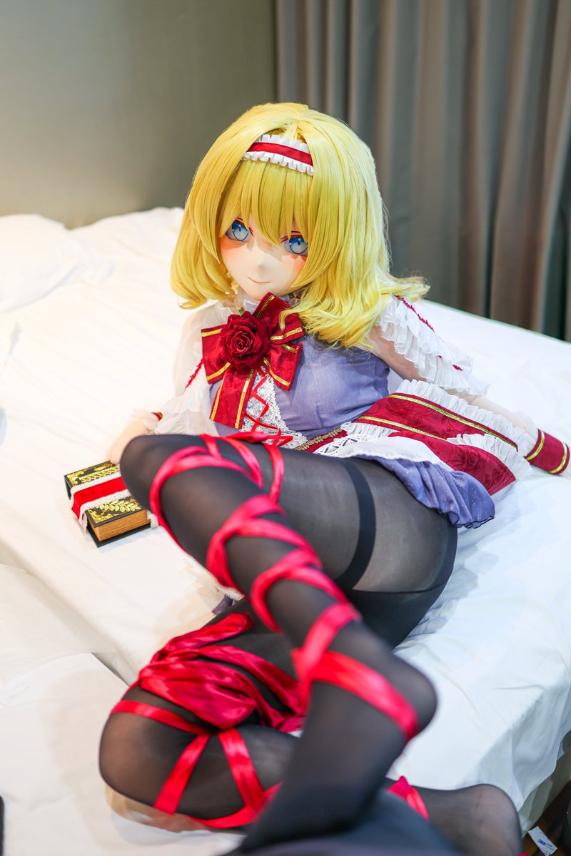 “只是在舒展身体的爱丽丝小姐”
📷： <a href="/coldwinter01/">炼金术士诺贝尔</a>
🪢： <a href="/bobby23315/">白马</a>
#kigurumi  #着ぐるみ 
#アリス・マーガトロイド