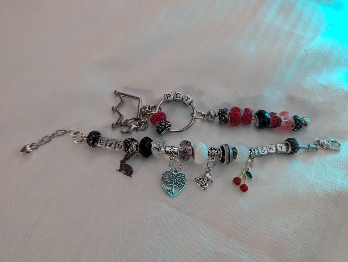 dmvshawols's tweet photo. SM Town LA Freebies 😊🐇🍒🧸
Obsessed with these freebies! We met the cutest sweetest Chanyeol stans &amp; EXO-Ls yesterday. #EXO #Chanyeol #EXOsKY #EXOL #SMTownLA #SMTownLive #SMTown2025 #kpopfreebies https://t.co/OuK5vVexWg