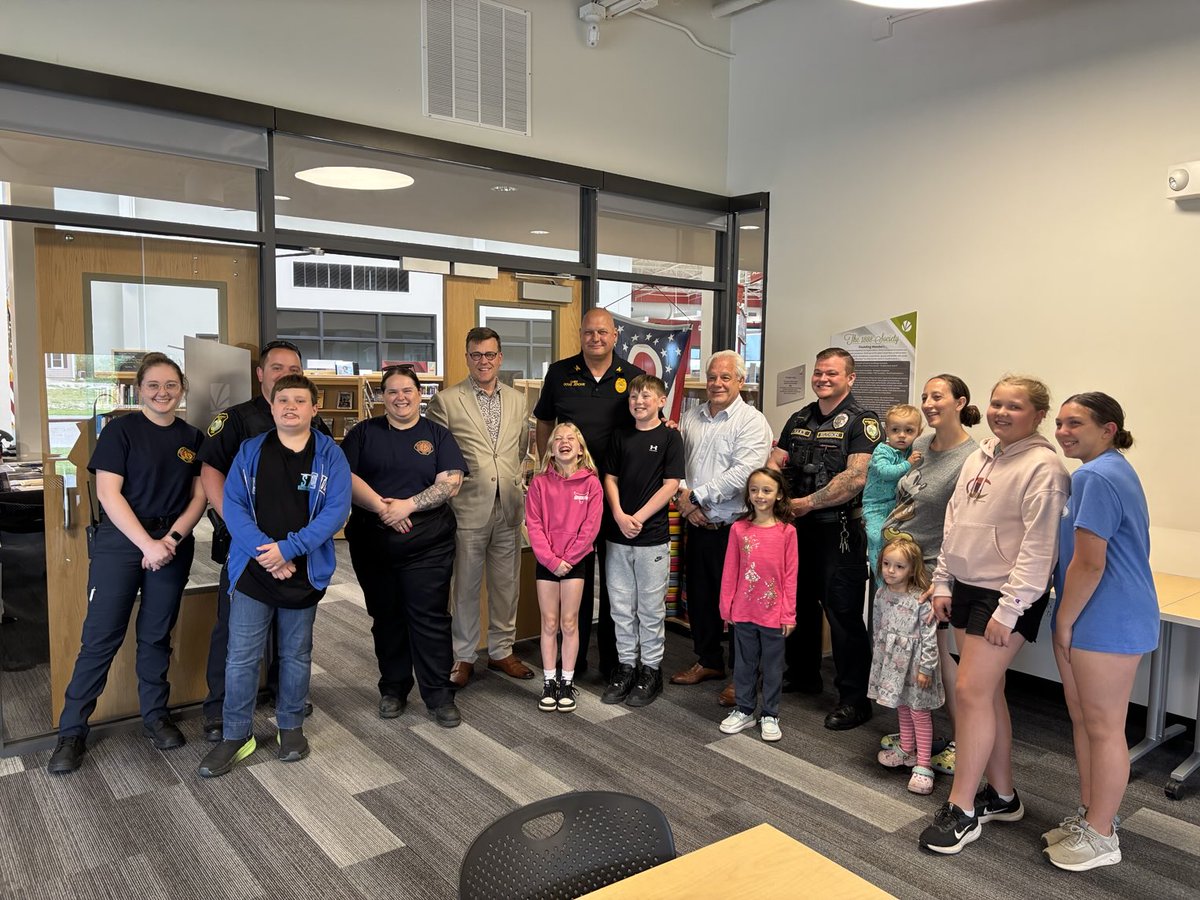 PhilPlummerOH40's tweet image. Excellent time enjoying pizza with the Brookville Police Department and students at the Library.