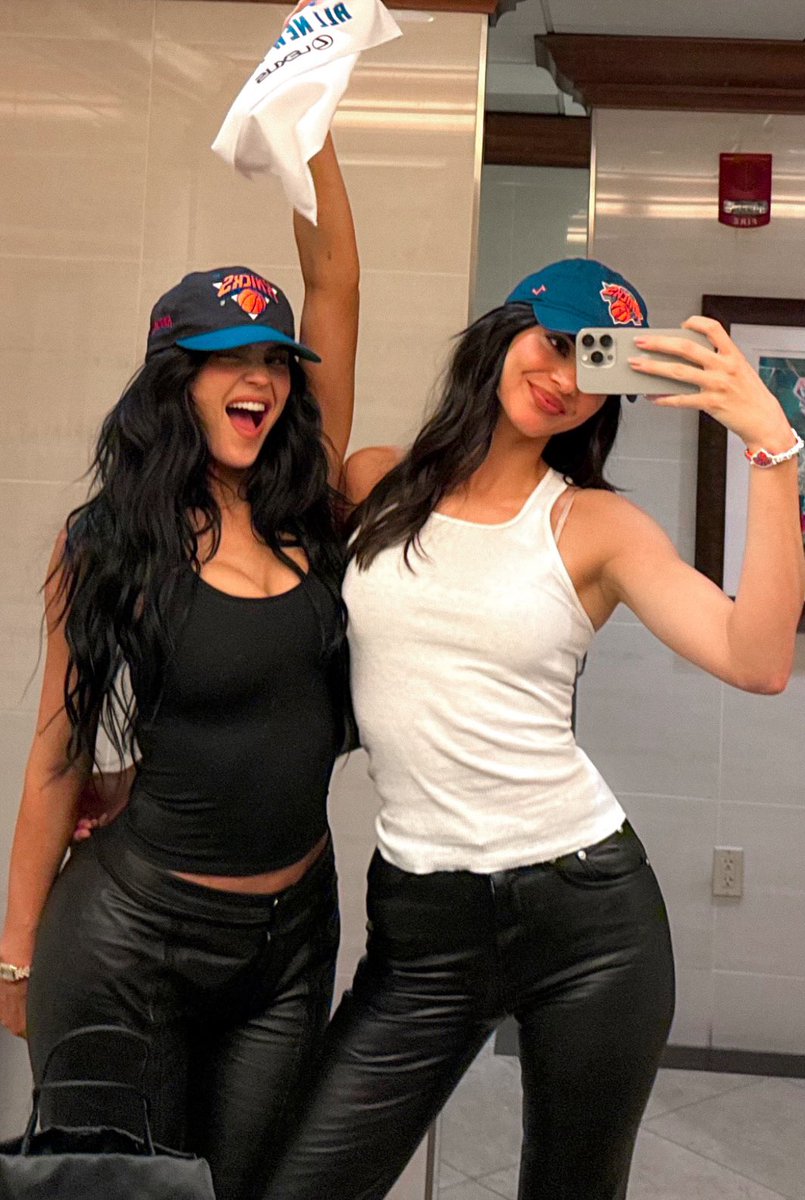 kendolsz's tweet photo. the jenners https://t.co/1NOXvpf2O6