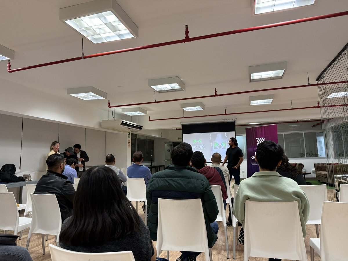 cryptomata_'s tweet image. Primera vez que hablamos de nuestra propuesta educativa Matrix Academy @tradingonmatrix en Lima Perú 🇵🇪 . Fue un día antes del lanzamiento oficial, gracias a @bitcoin_club_pe por recibirnos.

Educación accesible para todos.