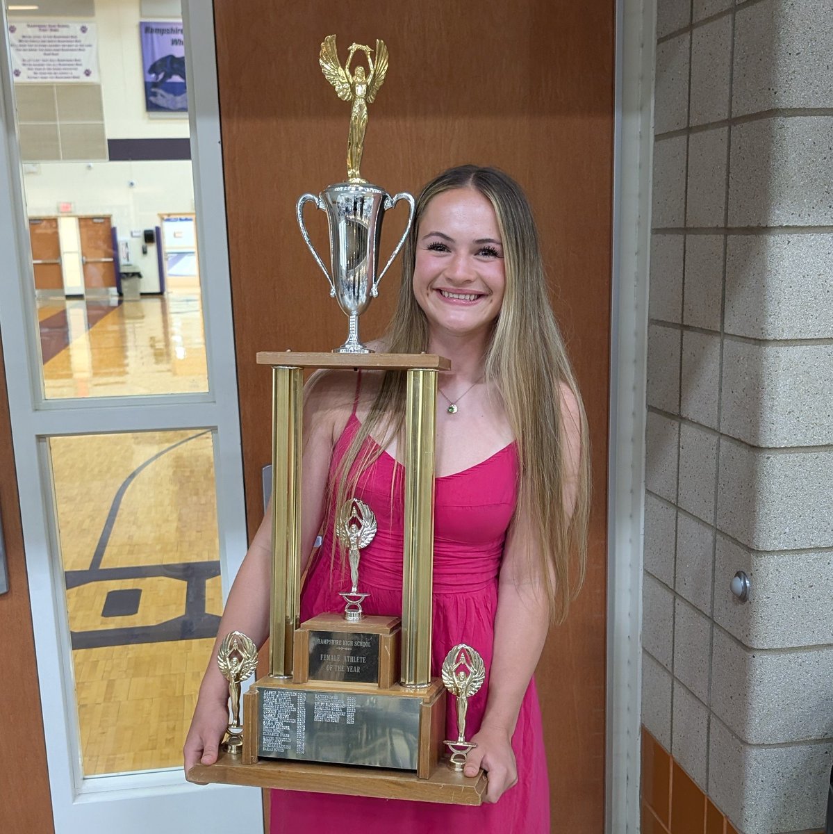 🏀🥎🏆🏐⚽ 
Congratulations to Chloe Van Horn for winning the HHS Female Athlete of the Year award at tonight's Senior Awards.