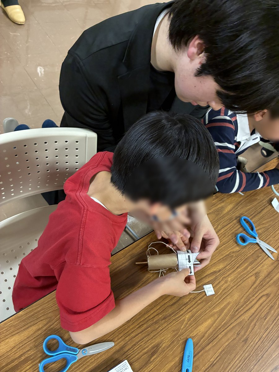 tscitech's tweet image. 5月10日に洗足区民センターにて、かみコプターの工作教室を行いました。
かみコプターは、紙のプロペラを素早く回転させ、高く飛ばす工作です。
工作を通して、紙飛行機やプロペラに発生する揚力について学ぶことができました。
参加してくださった皆様、ありがとうございました!