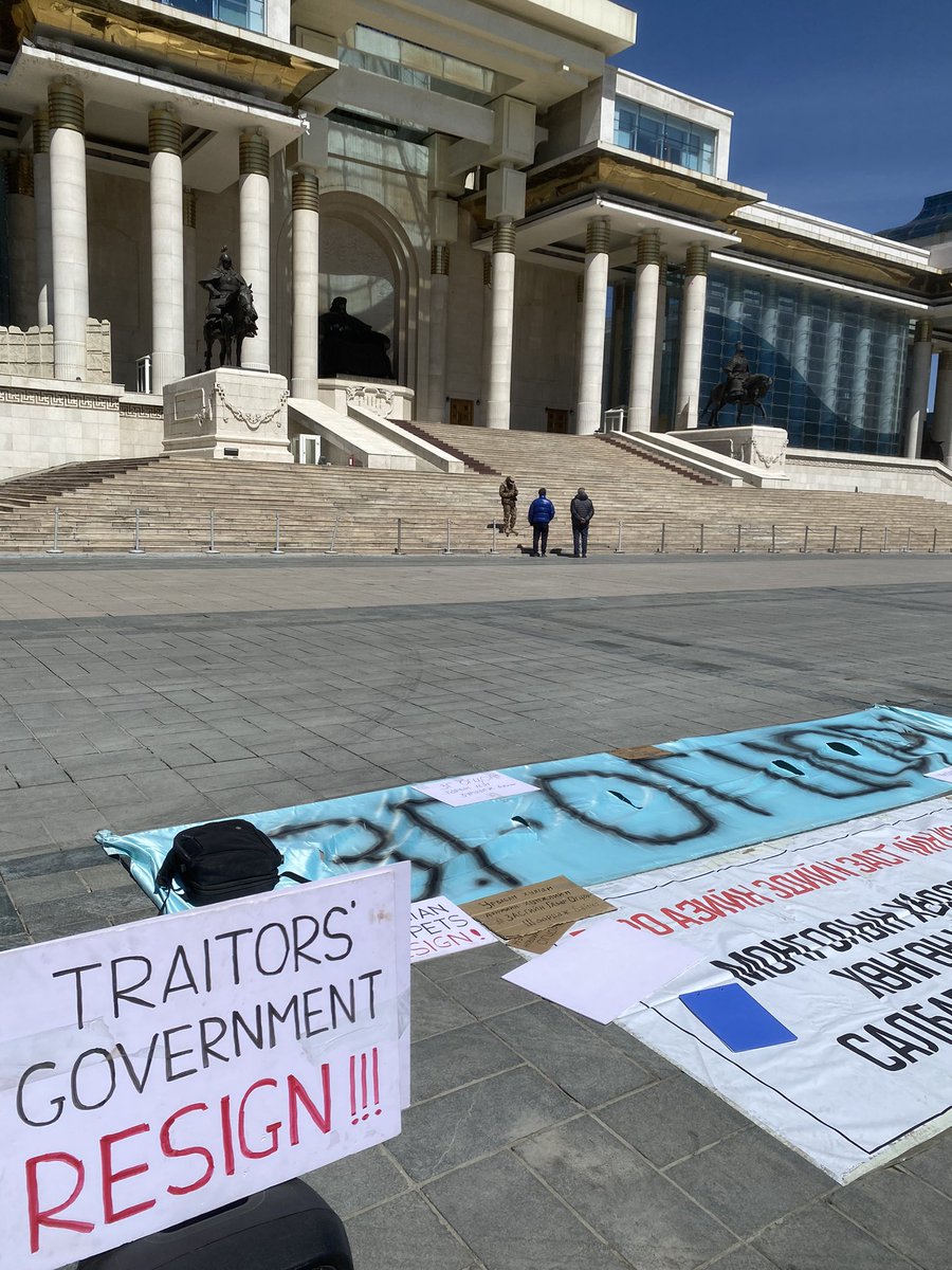 Seven nuga амралтын бүтэн өдрийн түрээс, ёслолын буудлага, зочдын унаа, хоол дайллага, бүрэн хамгаалалт багадаа 200 сая болно. Түймэрт олдохгүй нисдэг тэргээр нисч нтр.

"Толгой дээр нь баас шээсээ асгаж байхад юу ч болоогүй мэт тоодоггүй ард түмэнд хэлэх үг байхгүй." - Л.Түдэв