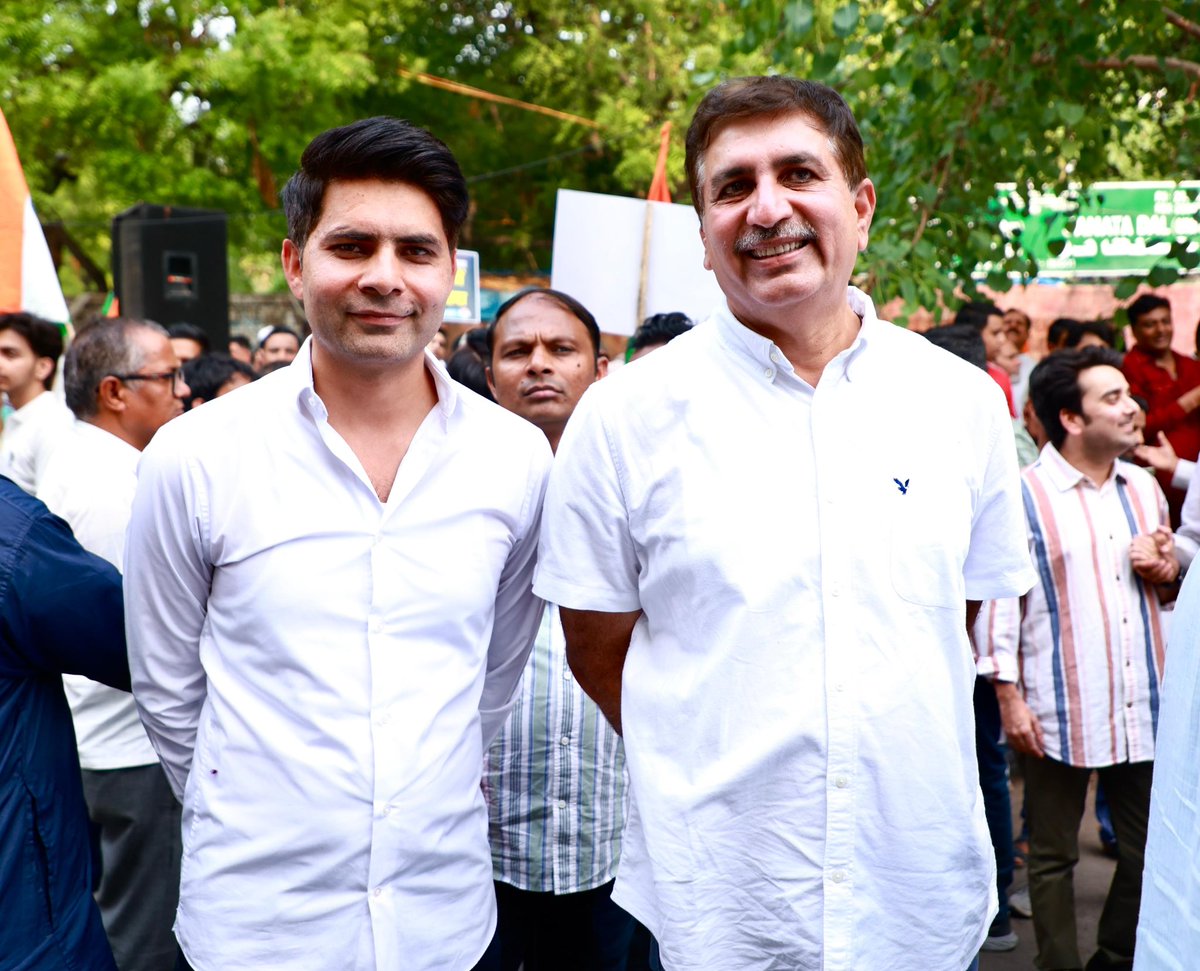 RannvijayLochav's tweet photo. अखिल भारतीय काँग्रेस कमेटी  के मध्यप्रदेश प्रभारी आदरणीय श्री हरीश चौधरी जी को जन्मदिन की हार्दिक शुभकामनाएं। 💐🎂🙏🏻. आपके जन्मदिन पर,मैं प्रार्थना करता हूं कि आपका जीवन शक्ति, ज्ञान, अनुग्रह , सफलता और अच्छे स्वास्थ्य से  हमेशा भरा रहे । https://t.co/0fFgzVmOfX