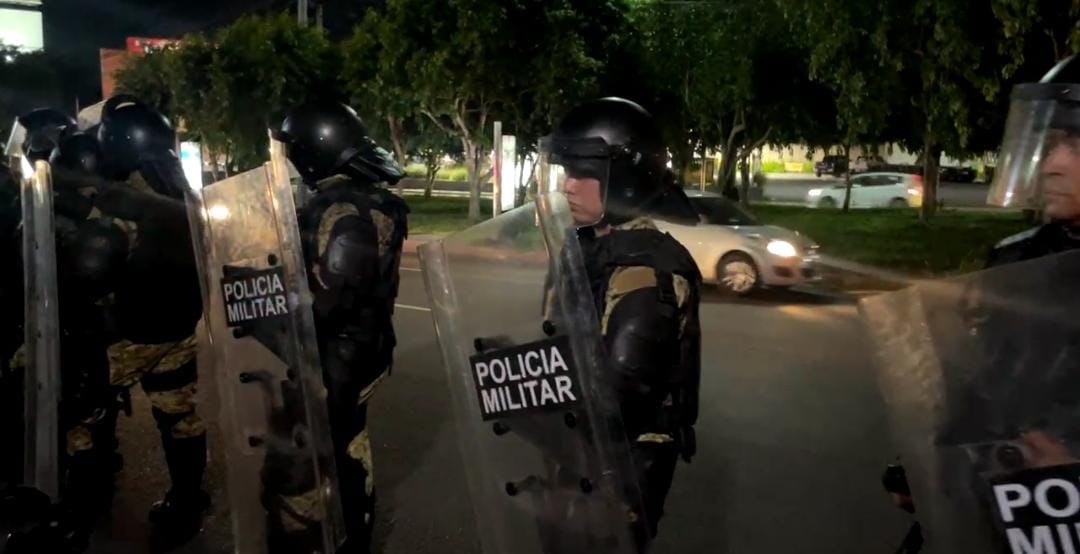 #EnDesarrollo 

Habitantes de la cooperativa El Bosque son intimidados por la Policía Militar esta noche, cuando se realizaba un plantón pacífico en la Residencial Los Sueños, debido a que serán desalojados de la comunidad. 

Fotos: Señal Balsamo Radio TV.