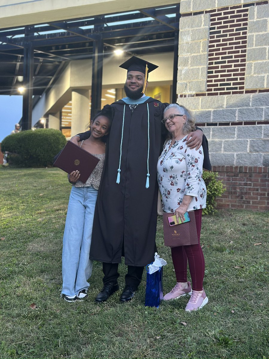 GESTigersSC's tweet image. Round of applause 
Last week teaching assistant Mr. Leaphart graduated and will now go from teaching assistant to teacher. We are proud of you Mr. Leaphart. @winthropu @TeamFairfieldSC