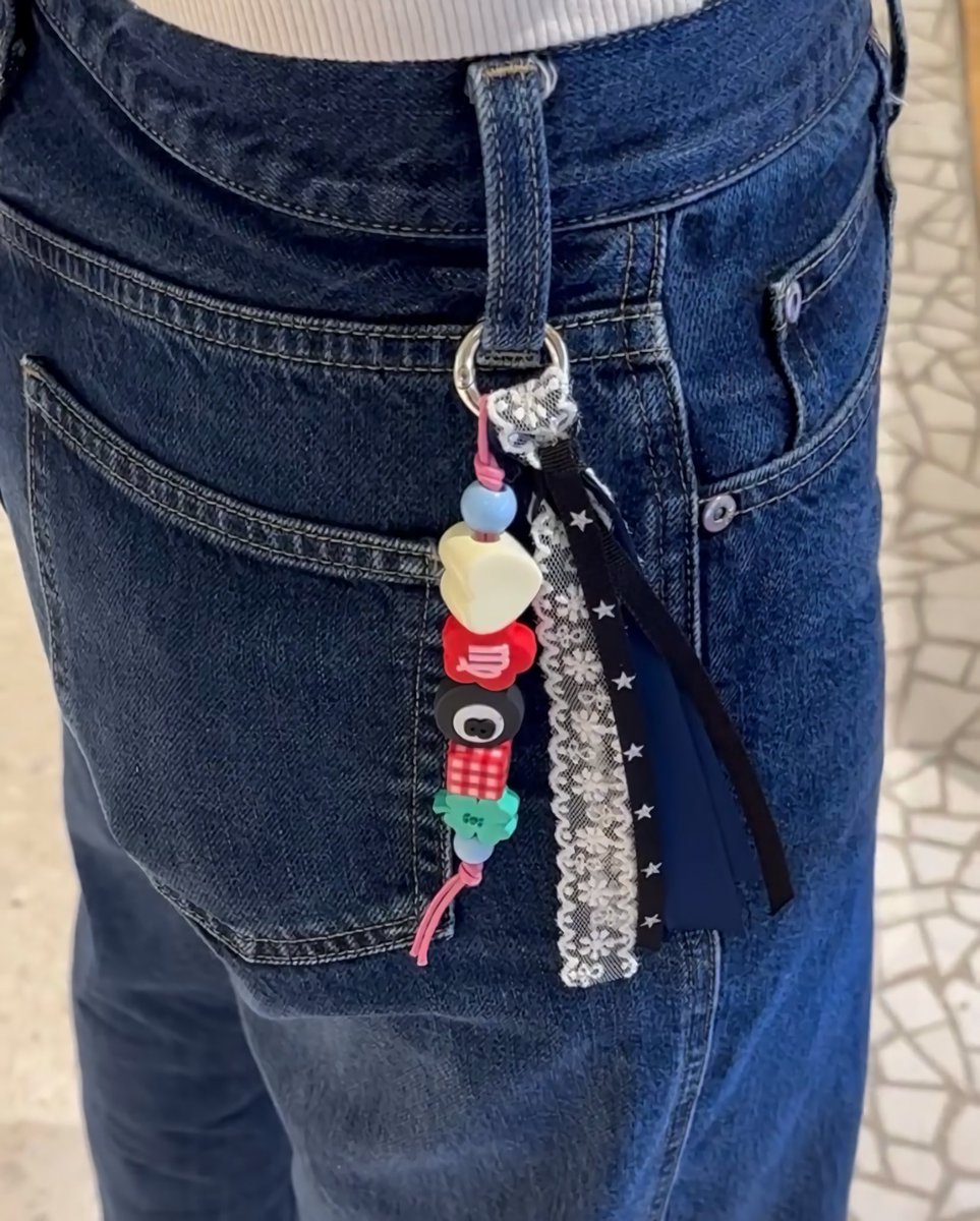 ทุกคนนน สิ่งนี้คือน่ารักมาก เป็น diy bag charm ที่ให้เราดีไซน์ได้เองทั้งหมดเลย ชม.ศิลปะสุดๆ ( ܸ ܸ.  .ܸ )՞ ՞ เผื่อใครที่อยากจะหาทำอะไรทำสนุกๆไปกันได้นะคะ  พิกัดเซนทรัลเวิลด์ชั้นห้า (หน้าร้าน nitori)ค่ะ 🖍️☘️⭐️💟