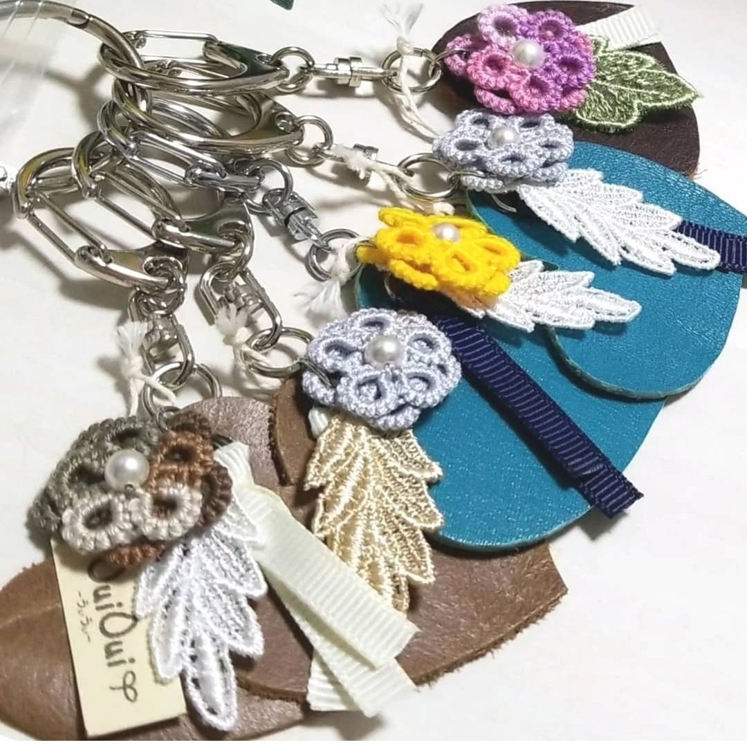 OuiOui_1016's tweet photo. OuiOuiの作品を少しご紹介😊

🌼革ハートのキーホルダー
タティングのお花と透かしレースの葉っぱとの組合せが可愛！

#HEPFIVE 内
@jolie_hep 様

#中崎町
@pokuitipu 様

販売中です😊

#谷町線
#花
#アクセサリー
#キーホルダー https://t.co/dFSJOj8Tyc