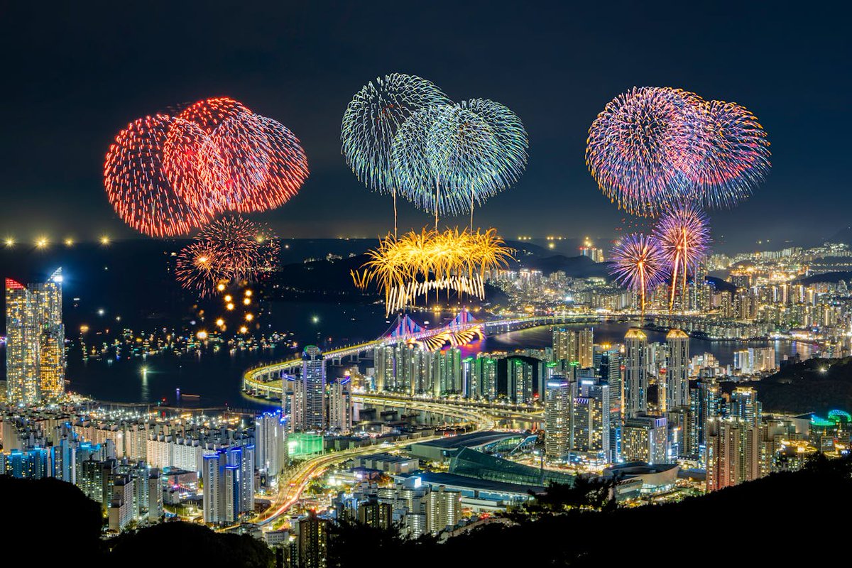 Master3Language's tweet image. A breathtaking burst of color lights up the Busan skyline! 

■Learn Korean with 1-on-1 lessons from a native teacher! bit.ly/PrivateKoreanC…
■Source: pexels.com

#busanskyline #Busan #Fireworks #SouthKorea #learnKorean