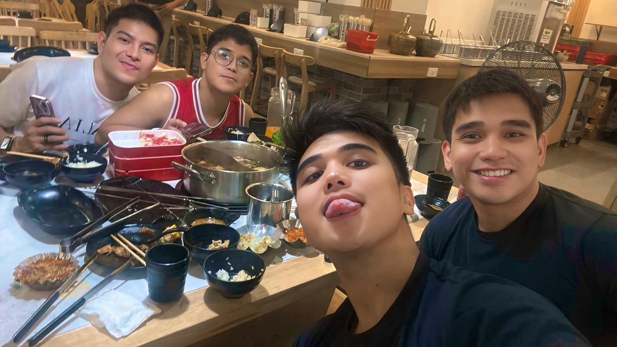 Jiang nan at 2am (as if we don’t have 8am work shift later) 🤣🥲

<a href="/ryoskii_/">ryoski (リョウ)</a> <a href="/jamesbs26/">James</a> <a href="/KN1284/">King</a>