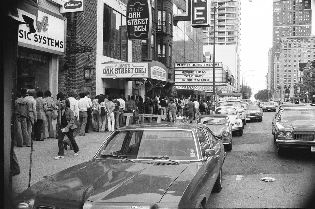 As mentioned in Episode 26, the long gone Esquire Theatre in downtown Chicago began an 18 week engagement of #StarWars on May 27, 1977 and also hosted the rest of the Original Trilogy. To learn more, listen on Apple Podcasts or Spotify. Further reading at: starwarsatthemovies.com/podcast/2025/3…