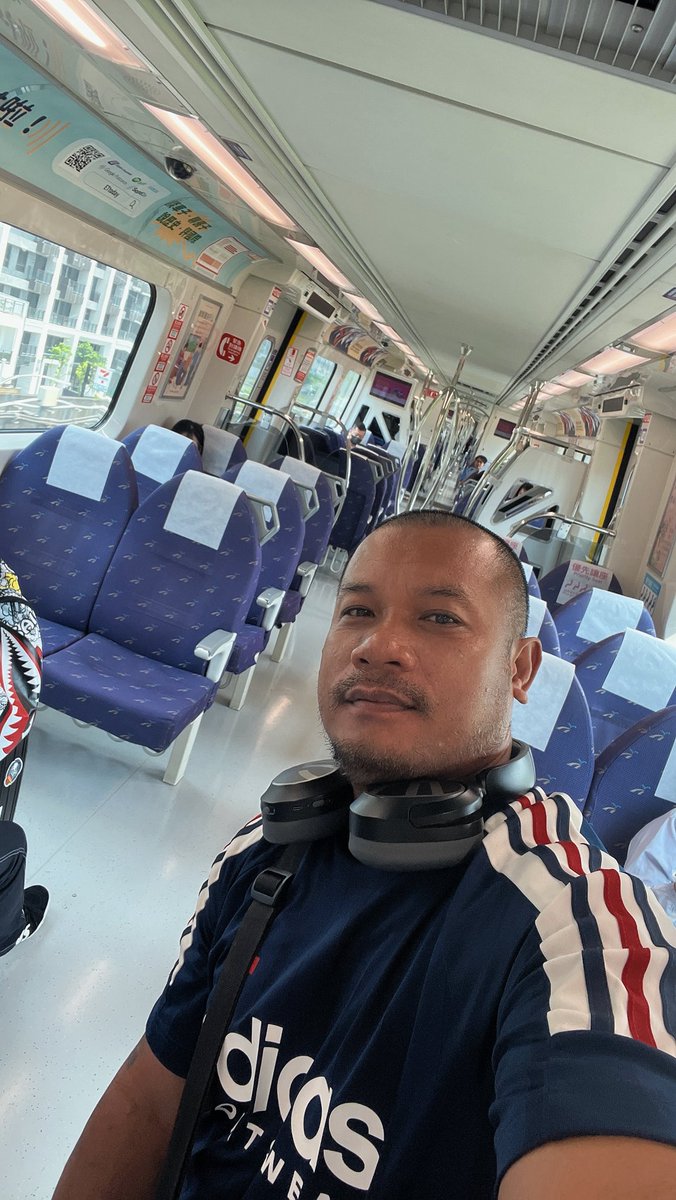 ถึงสนามบินเถาหยวนเป็นที่เรียบร้อย￼ แล้วก็นั่งรถไฟฟ้าไปลงสถานีรถไฟไทเปแล้วต่อรถไฟธรรมดามาลงแถวหยวนอีกทีเพื่อไปหาเพื่อน #หมีเท่ห์คึกคึก