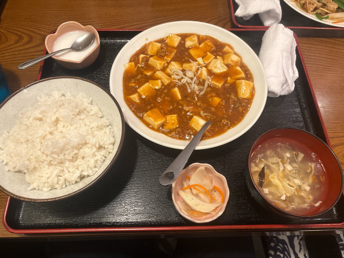 ses2407's tweet photo. 本日のランチ🍜
お客様とお打ち合わせ後そのまま一緒にランチしてきました🎶
中華に行くといつも麻婆豆腐か炒飯のどちらかを頼んでます🤧 https://t.co/rQsPBV9n7R