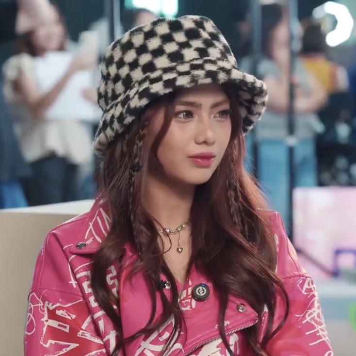 damnmikha's tweet image. mikha’s fluffy checkered bucket hat is back 🥹