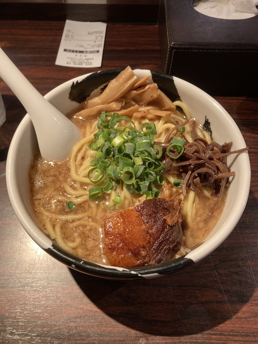 Kenji570's tweet photo. 深圳から一時帰国　上野アメ横。一番目立つ場所に贵州茅台の広告載せるなんて、この街の状況が分かる。　＃上野　＃アメ横　＃ラーメン　＃麺屋武蔵 https://t.co/m8FxkJ6kq1