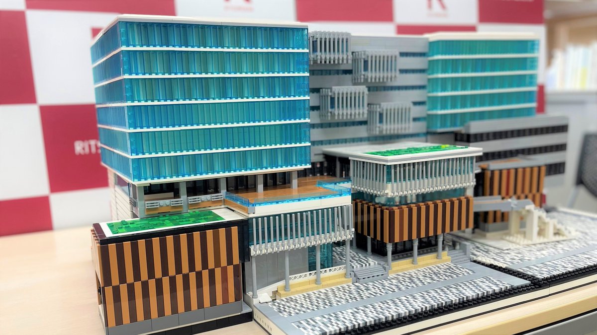 Ritsumeikan_PR's tweet photo. ／
大阪いばらきキャンパス（OIC）
H棟を #レゴ で再現🏫✨
＼

縦50cm×横94.5cm×高さ38.5cm
パーツは約15,000点
レゴ部の学生4名により制作期間5ヵ月👀‼

5/18(日)『いばらき×立命館DAY2025』で
お披露目予定です😉

「す���い ❗」と思った方は
いいね👍お願いします https://t.co/RIwWuDLCIp