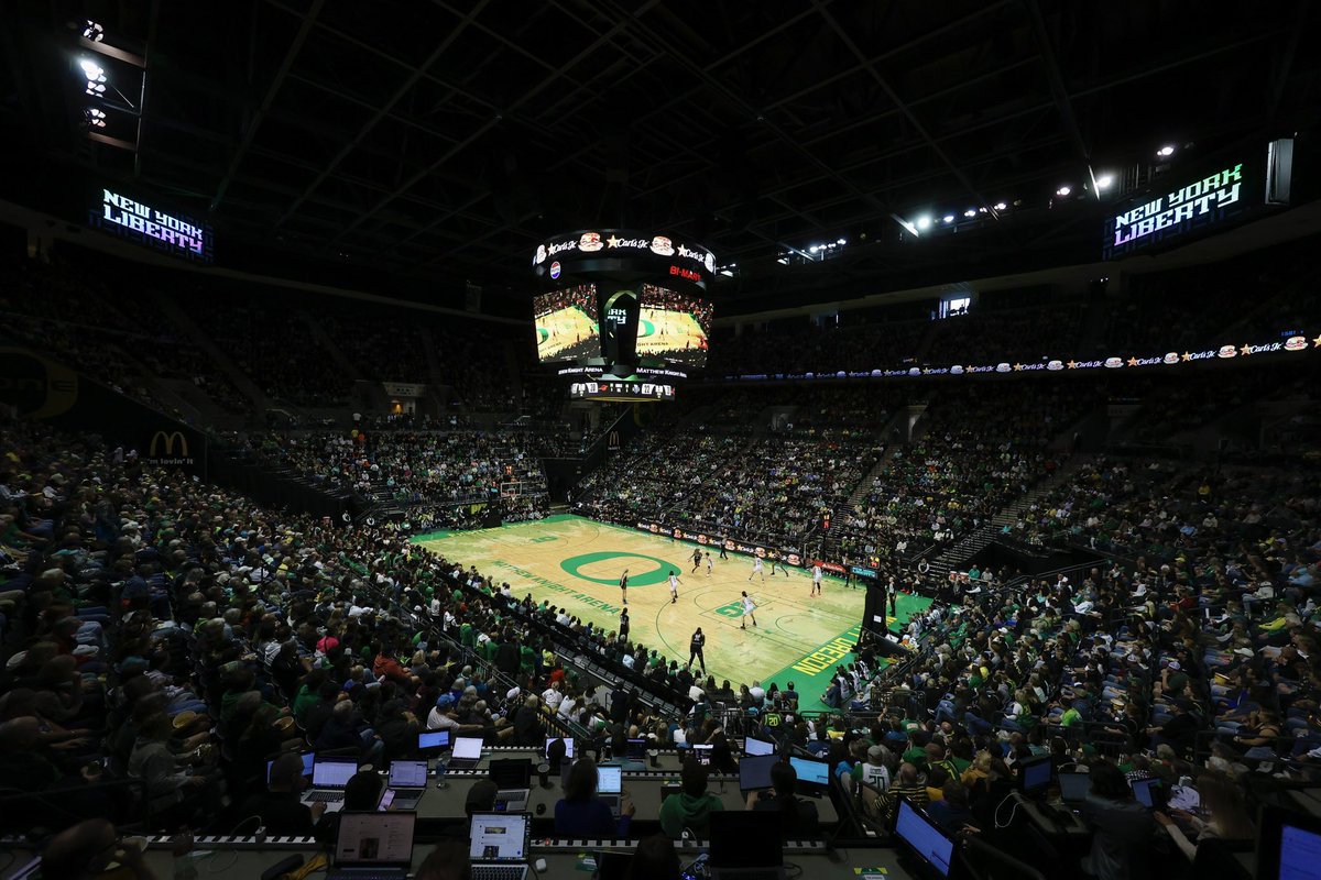 SHOUT! 

The sellout crowd of 12,364 were treated to a show! 

#GoDucks