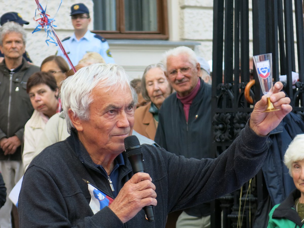 Slovenec1994047's tweet photo. 🇸🇮 🇸🇮 🇸🇮
Vse najboljše Dragi Tone Kuntner. Še na mnoge Pomladi. Bog te živi! https://t.co/11VfP3sJRG