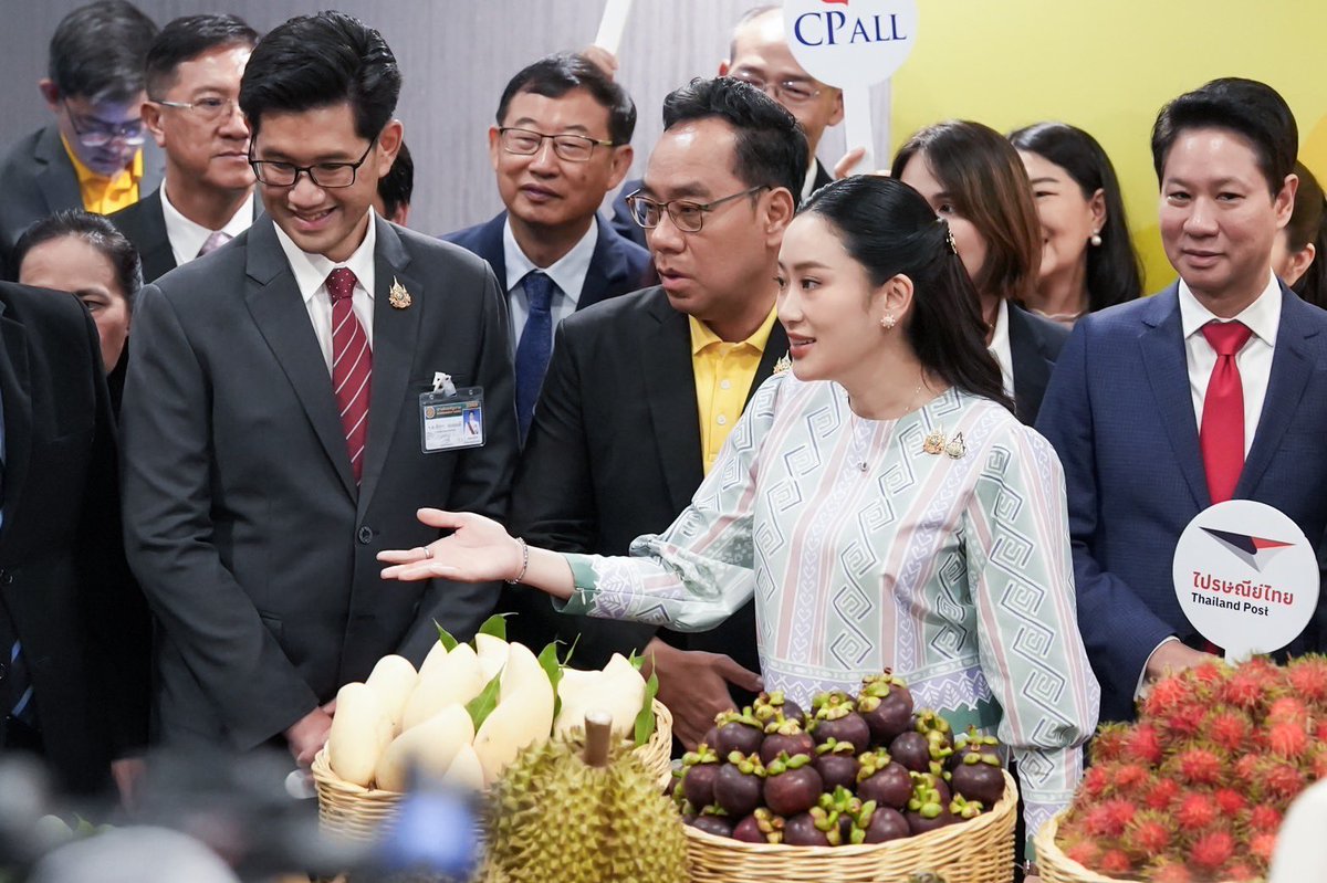 ส่งเสริมผลไม้ไทย ของดีไทยกันค่ะ 

ในปี 2568 นี้ ผลไม้ไทยมีผลผลิตเพิ่มขึ้นโดยเฉลี่ยราว 15% เมื่อเทียบกับปีที่ผ่านมา เนื่องจากสภาพอากาศที่เอื้ออำนวยในช่วงติดดอก นับเป็นโอกาสสำคัญที่เราจะช่วยกันส่งเสริมผลไม้ไทยให้เข้าถึงผู้บริโภคมากขึ้น

รัฐบาลเตรียมจัดกิจกรรม Thai Fruits Festival
