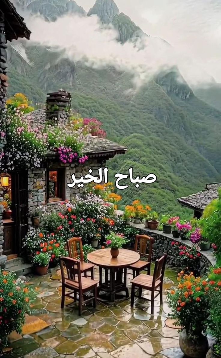 الطيّبون لهم وجوهٌ تحمل سِمات نفوسهم الطيّبة، تفيض بالنور والسماحة، وتبعث على البِشر والانشراح، وكأنّما ملامحهم مِرآة أعماقهم الصافية، ولهم ألسِنَةٌ تغرف من ماء قلوبهم النقيّة، فلا تسمع منهم إلّا الخير، فسُبحان الذي جعَل الوجوه والألسُن على النفوسِ دليلاً.
#صباح_الخير