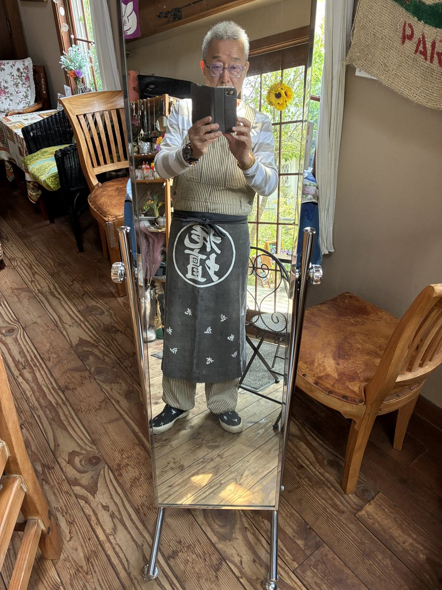 DimancheCafe's tweet image. 今日は、気温が高いのでオーバーオールで仕事をしています。動きやすく快適です。ワークマンで安い値段の割に品質が良かったので色違いを3枚購入。あと、お客様からご自分で描いた猫🐱の絵を頂き
どこに飾ろうか思案中です。いい絵と思いませんか？