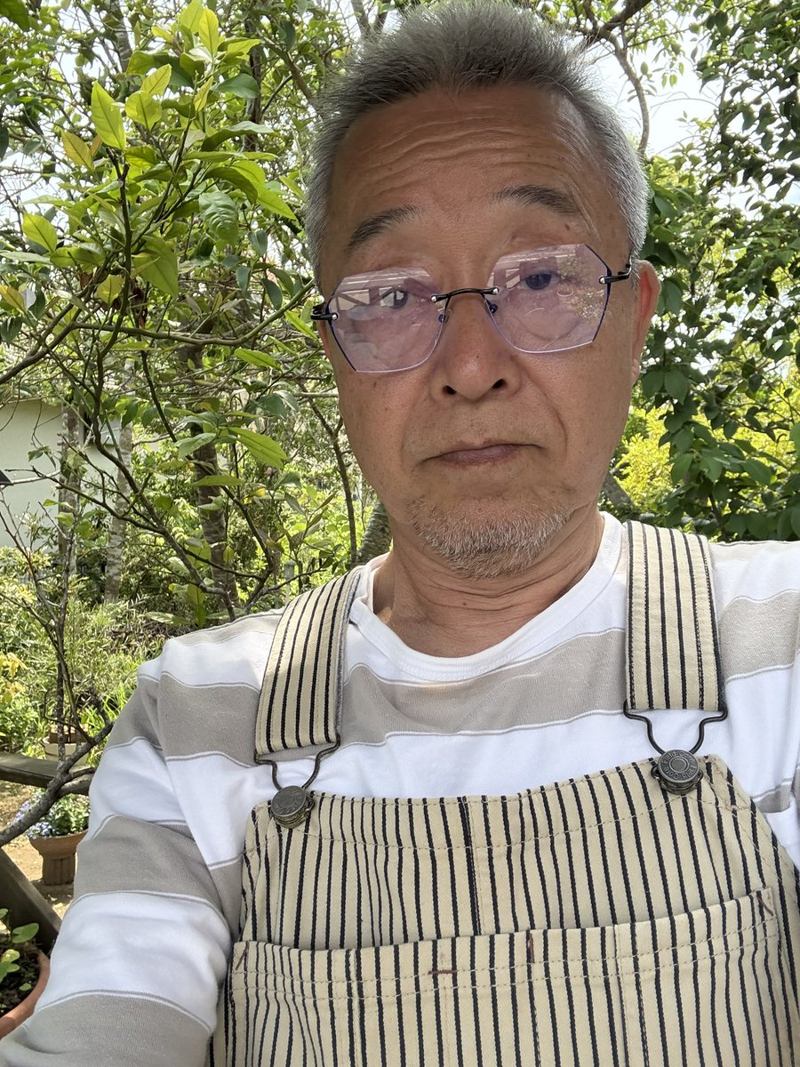 DimancheCafe's tweet image. 今日は、気温が高いのでオーバーオールで仕事をしています。動きやすく快適です。ワークマンで安い値段の割に品質が良かったので色違いを3枚購入。あと、お客様からご自分で描いた猫🐱の絵を頂き
どこに飾ろうか思案中です。いい絵と思いませんか？