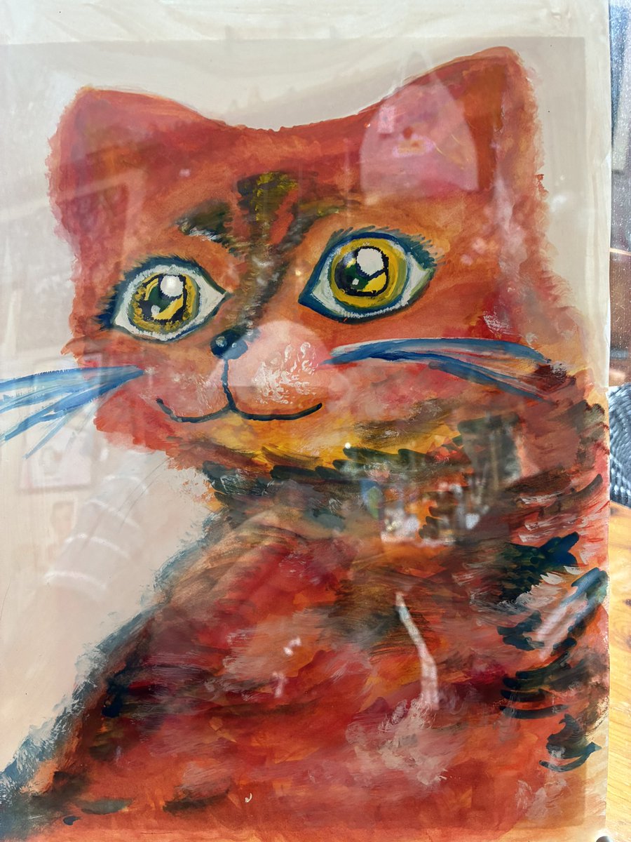 DimancheCafe's tweet image. 今日は、気温が高いのでオーバーオールで仕事をしています。動きやすく快適です。ワークマンで安い値段の割に品質が良かったので色違いを3枚購入。あと、お客様からご自分で描いた猫🐱の絵を頂き
どこに飾ろうか思案中です。いい絵と思いませんか？