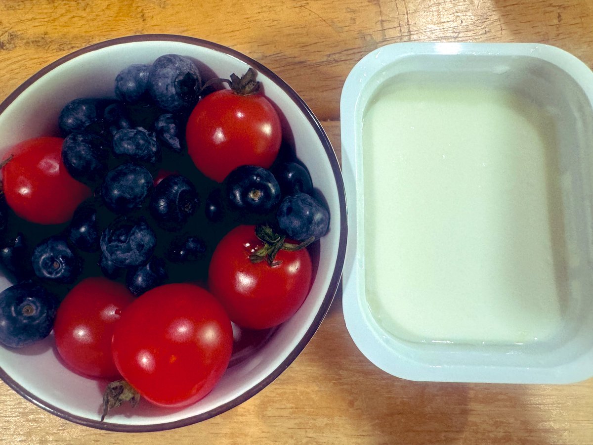 มื้อเช้าง่าย ๆ ผลไม้กับโยเกิร์ต🫐🍅🫐