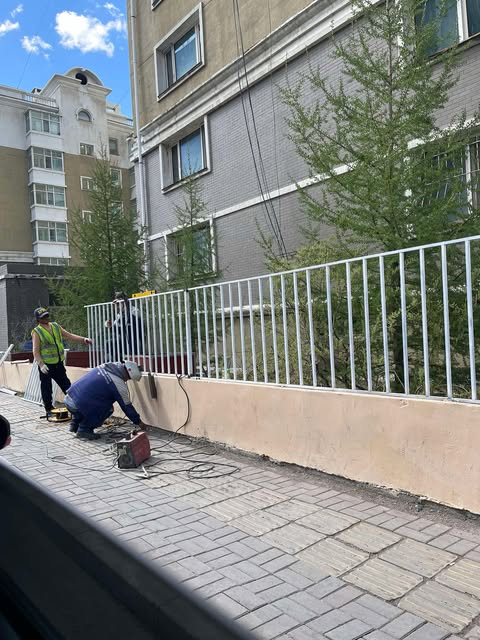 БЗД-н 26,36 дугаар хорооны хотхонуудын хашааг нийслэлийн захирамж гээд өөрсдөө ирж нураачихаад ямар ч ялгаагүй цагаан хашаагаар сольж өглөө. Төсвийн мөнгө уйлдаггүй л гэж энэ байхдаа. Та бидний төлж байгаа нийслэлийн татвар иймэрхүү л үрэгдэж байна даа зайлуул