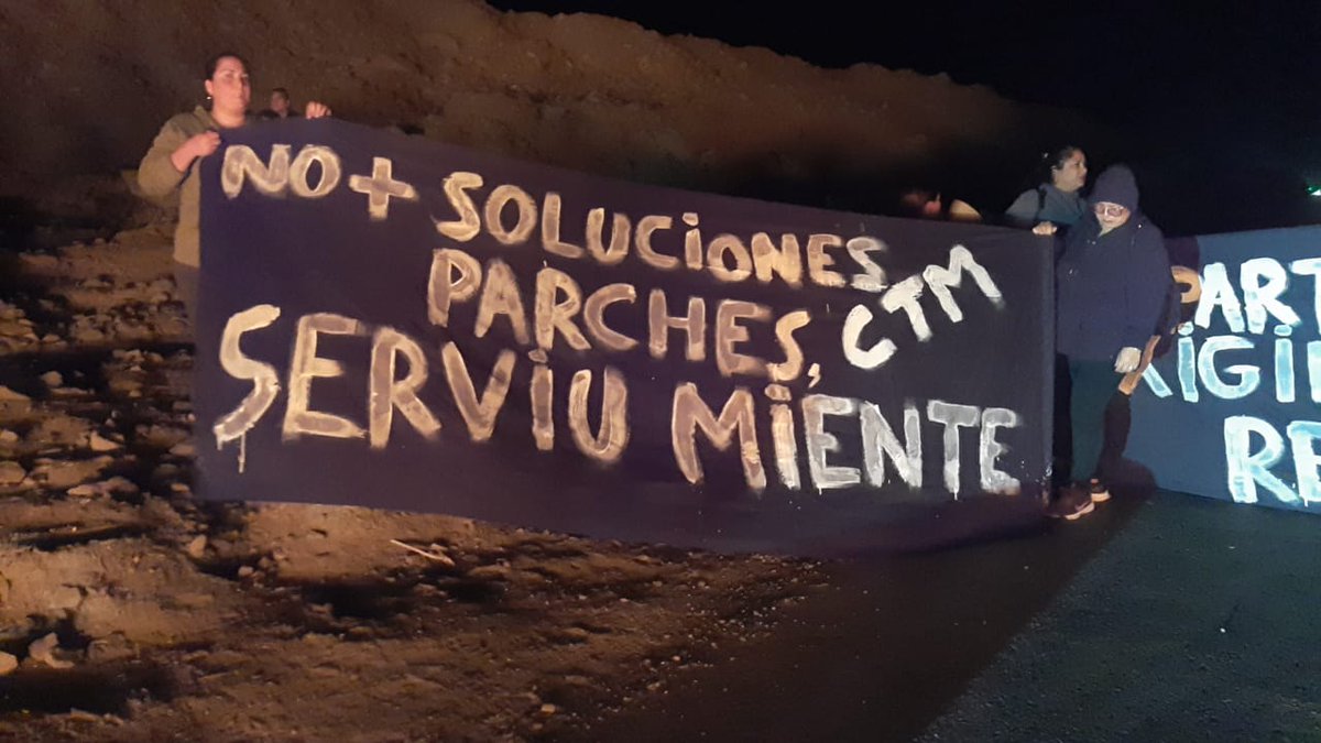 00:45 horas
Se mantiene corte en ruta 1 en la salida sur de Tocopilla.
En la carretera es posible ver una gran cantidad de vehículos en espera de poder pasar a la ciudad.
Vecinos mantienen su postura y seguirán en el sector.