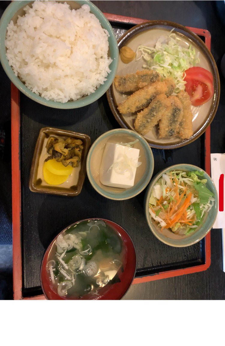 4Gwyg's tweet photo. 今日のランチ

いわしがウリの居酒屋さんで「いわしフライ定食」

お味も美味しいですが、ごはんと味噌汁がおかわり出来る今どきありがたいお店です https://t.co/wShC8VeJwO