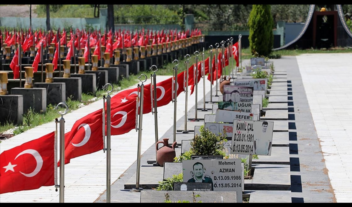 301 can…
301 yürek…
301 umut, bir madenin karanlığında sonsuzluğa gömüldü.
Soma’da yitip giden her bir madenciyi saygıyla, gözyaşıyla anıyoruz.
Onlar yerin metrelerce altında hayat mücadelesi verirken, biz yukarıda sessiz kaldık…
Unutmadık, unutmayacağız.
#Soma301 #Unutmadık