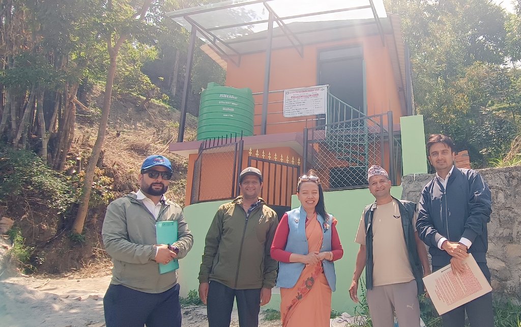 anita_anurag's tweet image. आयोजना अनुगमनका क्रममा ओैधी खुशी लाग्ने क्षण स्थानीय दाजुभाइ,दिदीबहिनी घरबाट निस्केरै कुरा गर्न आउनुहुन्छ,विकासनिर्माणका विषयमा जिज्ञासु बन्नुहुन्छ र कति मिठो 'धन्यवाद' भन्नुहुन्छ । आजकल साह्रो कन्जुसमा परेको छ धन्यवाद । प्रशंसा होइन, काम गर्ने जो कोहीलाई प्रेरणा दिउँ के ।