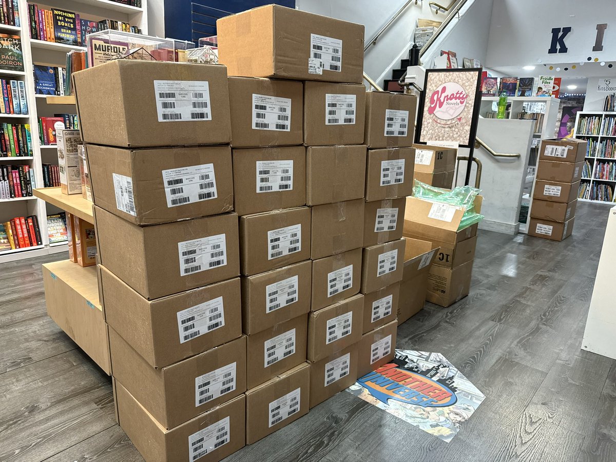 What does 600 deluxe editions of a
book look like?

Looking forward to an event with Liz Tomforde next week.