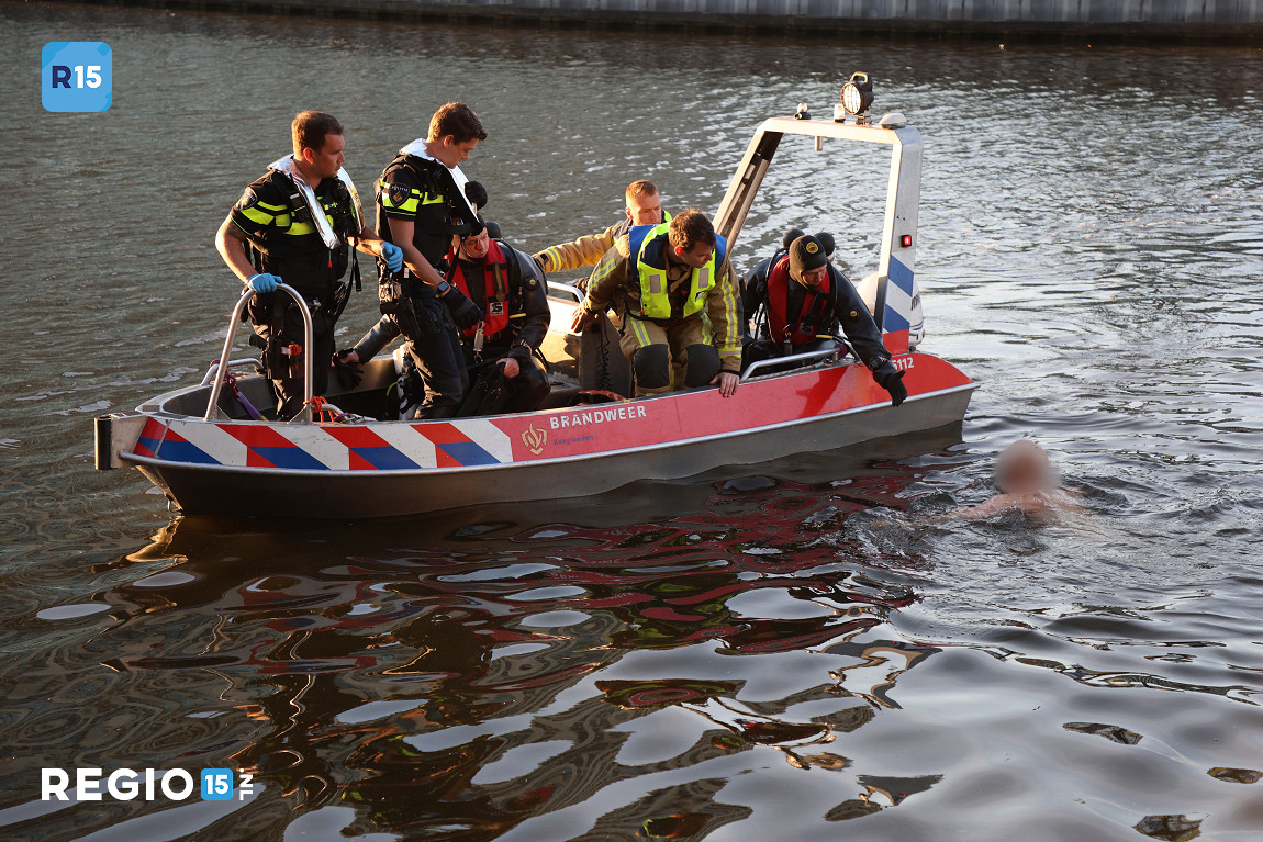 Verwarde zwemmer weigert water te verlaten bij Goudriaankade, Den Haag