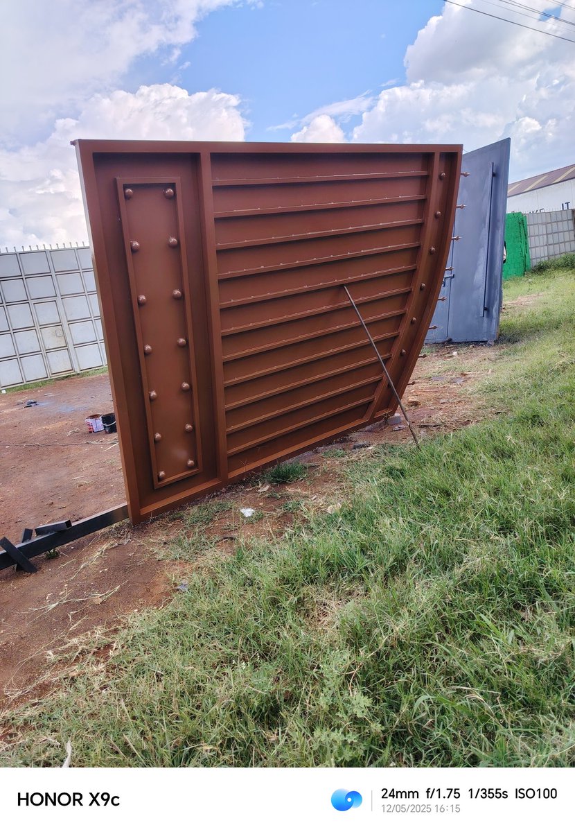 Chumafinest's tweet image. Secure your space with style! Our premium swing gates combine durability, elegance, and smooth operation—perfect for any home or business. #Chumafinest #SwingGate #SecurityWithStyle&quot;